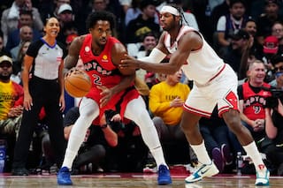 Kawhi Leonard anota 23 puntos en su regreso a Toronto y Raptors aplastan 135-92 a Bulls