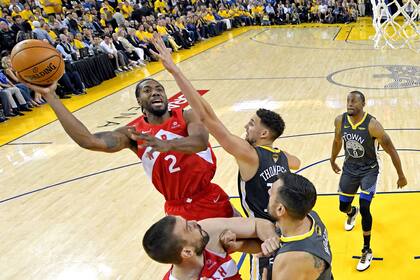 Kawhi Leonard., de Toronto, está dominando la serie ante Golden State; hasta el momento, no encontró oposición en los Warriors y Durant llega al rescate, pero con un riesgo muy grande