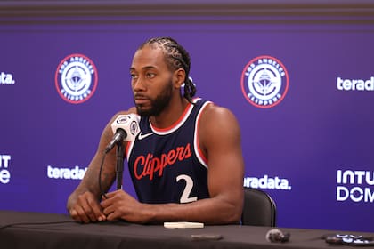 Kawhi Leonard no tiene una fecha de regreso definida en los Clippers y crece la incertidumbre (AP Foto/Ryan Sun)
