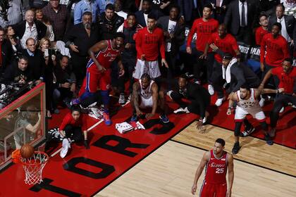 Kawhi Leonard observa el desenlace de la jugada que definió el partido; la pelota ya rebotó una vez en el aro y pegará otras dos veces antes de entrar