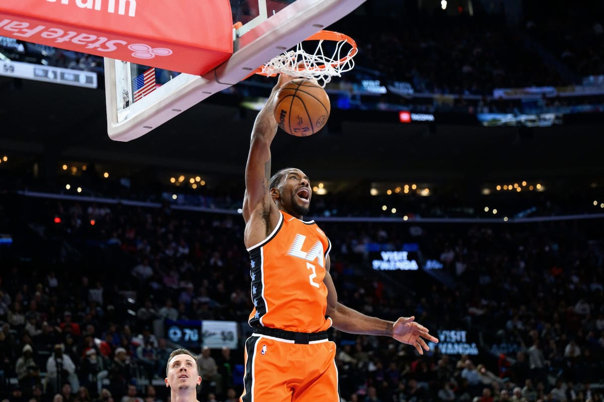 Kawhi Leonard tuvo su mejor noche en la NBA con una producción de 55 puntos. (AP Photo/William Liang)