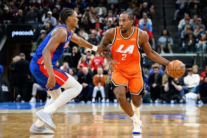 Kawhi Leonard volvió a ser el jugador dominante que supo ganar anillos de la NBA con los Spurs y los Raptors. (AP Photo/William Liang)