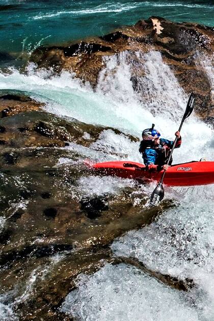 Kayak al extremo en los rápidos de la Patagonia chilena