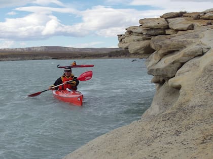 Kayak en el río Leona.