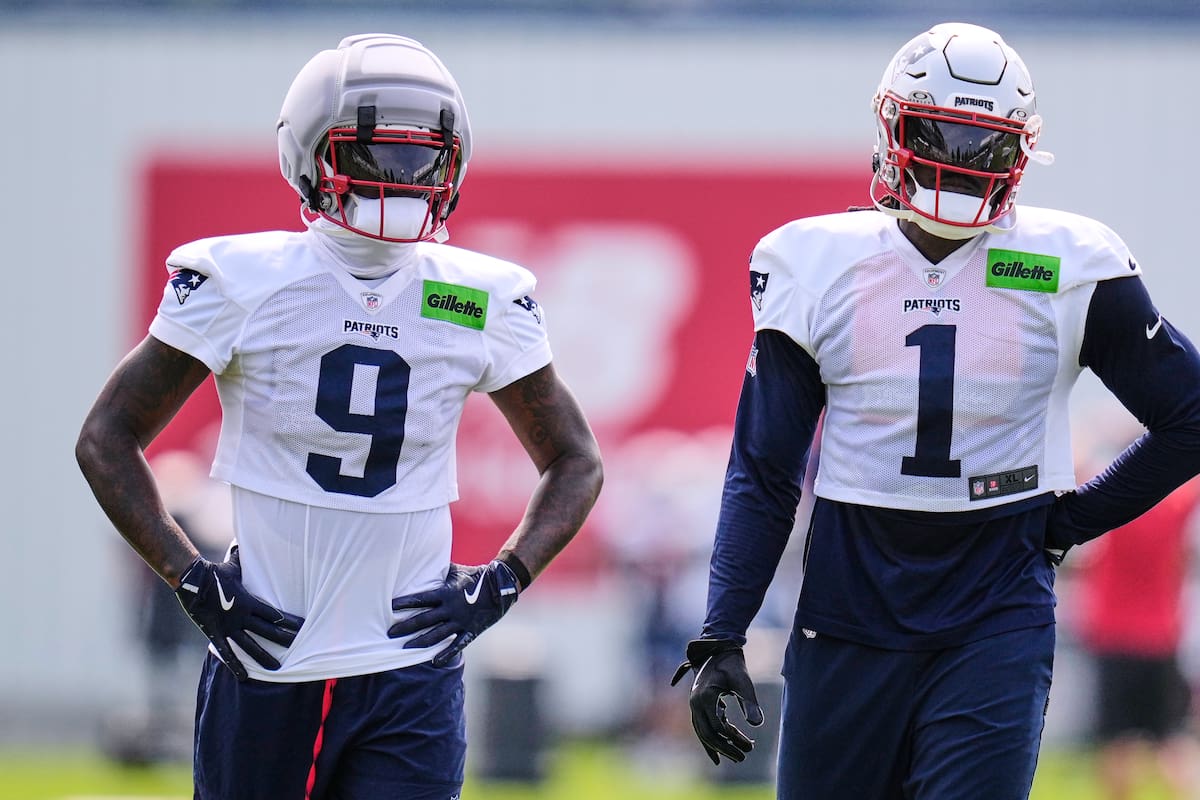 Kayshon Boutte (9) y A.J. Brown (1), receptores abiertos de los Patriots de Nueva Inglaterra, espera
