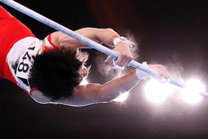 Kazuma Kaya del equipo de Japón compite en la barra horizontal durante la clasificación masculina en el primer día de los Juegos Olímpicos de Tokio 2020 en el Centro de Gimnasia Ariake el 24 de julio de 2021 en Tokio, Japón.
