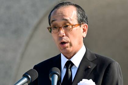 Kazumi Matsui, alcalde de Hiroshima, pronuncia un discurso el viernes 6 de agosto de 2021 durante una ceremonia en el Parque Conmemorativo de la Paz, en Hiroshima, Japón. (Kyodo News vía AP)