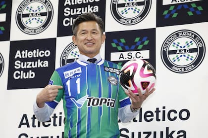 Kazuyoshi Miura, un delantero japonés de 57 años, durante una rueda de prensa en el Estadio Nacional de Tokio, el 25 de junio de 2024. (Kyodo News vía AP)