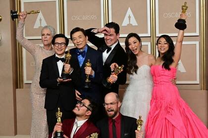 Ke Huy Quan junto al resto del elenco y equipo de la película Todo en todas partes al mismo tiempo