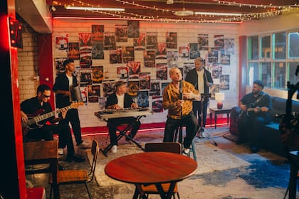 Ke Personajes durante la grabación del videoclip de "Tu casi algo", perteneciente al disco Corazón ausente