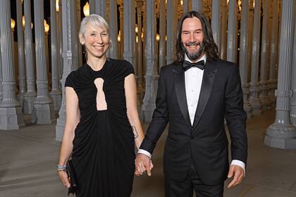 Keanu Reaves se mostró sonriente de la mano de su pareja, la artista visual Alexandra Grant.