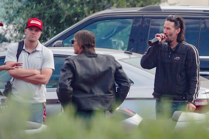 Keanu Reeves disfruta de un momento con amigos en Malibú, en Los Ángeles