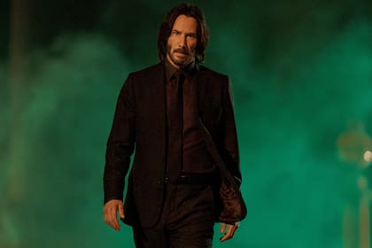 Keanu Reeves, en una escena de la última película que estrenó John Wick 4. El actor cuenta con más de 100 trabajos acreditados en cine, entre ellos éxitos como Máxima velocidad, El abogado del diablo y la saga Matrix, que tuvo una no tan feliz cuarta entrega en 2021