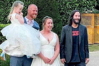 Keanu Reeves fue de sorpresa a la boda de una pareja