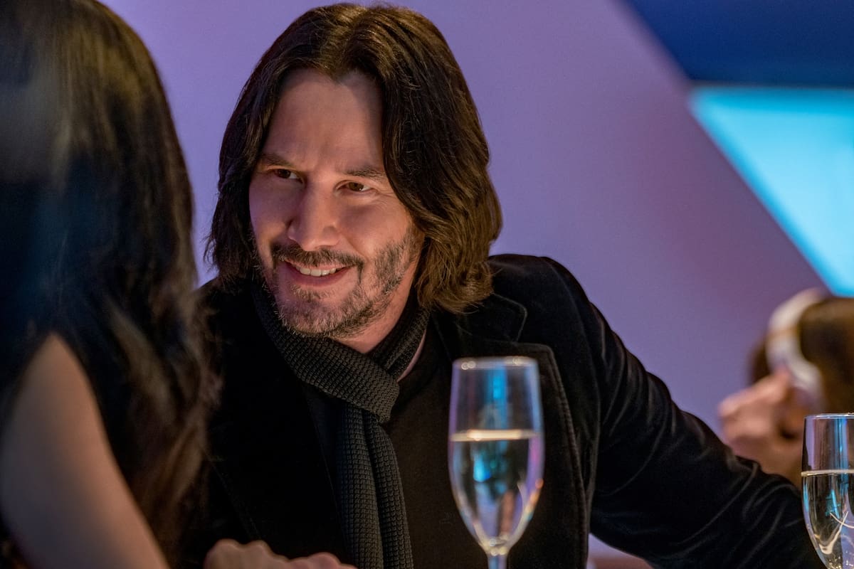 Keanu Reeves interpreta a una versión demasiado intensa de sí mismo en Quizás para siempre