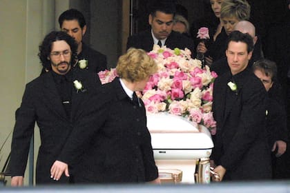 Jennifer Syme murió en un accidente de tránsito en 2001; Keanu Reeves asistió al funeral y ayudó a llevar el féretro