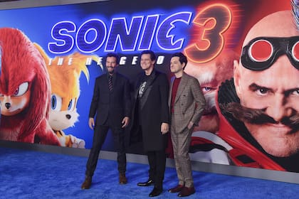 Keanu Reeves, Jim Carrey y Ben Shwartz en la premiere de Sonic 3 en el TCL Chinese Theatre de Los Ángeles