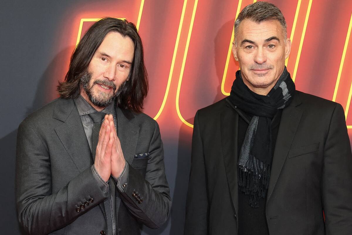 Keanu Reeves junto a su doble, amigo y director Chad Stahelski, en 2023