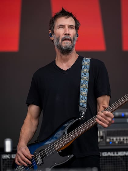 Keanu Reeves sacó a relucir de nuevo su faceta de rockstar y se subió al escenario Opus junto a su banda, Dogstar, en el Download Festival que se realizó en Donington Park, Reino Unido. Con el bajo en mano y su eterno sex appeal, el protagonista de John Wick fue una de las figuras más celebradas de la jornada