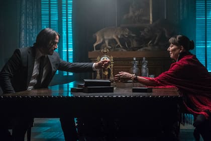 Keanu Reeves y Anjelica Huston en John Wick 3