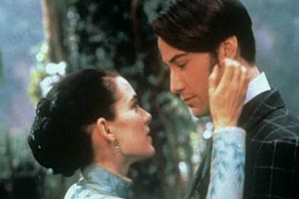 Keanu y Winona en una escena de Drácula