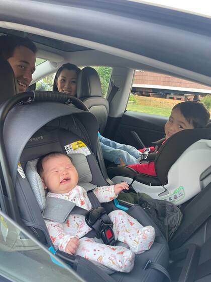 Keating, Yiran, Maeve y Rafa Sherry en el Tesla donde nació Maeve