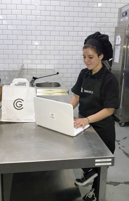 Keatz es una dark kitchen española con muchísimas marcas de restaurantes a las que se accede solo por plataformas de delivery .