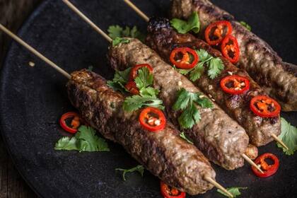 Kebabs de carne, una opción diferente para hacer a la parrilla.