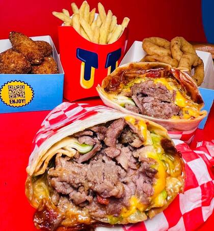 Kebhouze, el restaurante del instagrammer Gianluca Vacchi ofrece kebabs de pollo, carne y vegetarianos, acompañados por los infaltables de la comida rápida americana