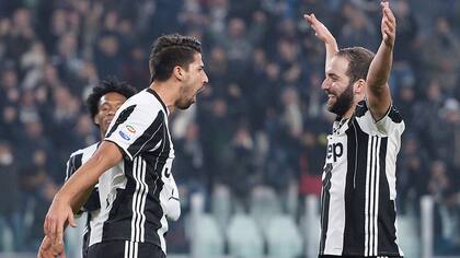 Khedira festeja con el Pipita