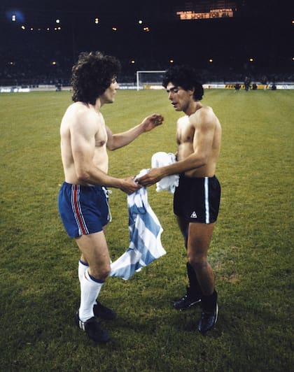 Keegan cambia su camiseta con Diego Maradona, tras un amistoso entre Argentina e Inglaterra en Wembley, en 1980