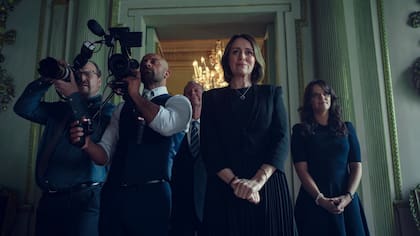 Keeley Hawes interpreta a Amanda Thrisk, la secretaria privada del príncipe Andrés, quien gestiona con la periodista Sarah McAlister la entrevista con el programa Newsnight de la BBC.