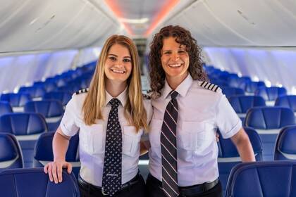 Keely y Holly Petitt son madre e hija y trabajan para la misma compañía aérea