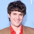 Es hijo de un famoso actor de Hollywood, tiene 25 años y protagoniza la serie del momento