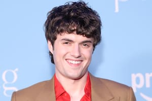 Es hijo de un famoso actor de Hollywood, tiene 25 años y protagoniza la serie del momento