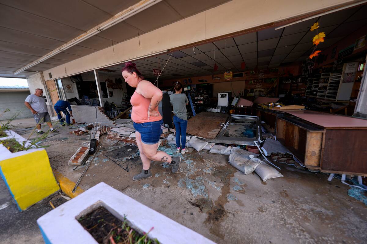 Kegan Ward, gerente de Swami Spirits, en la tienda dañada por el huracán Helene en Cedar Key, Florida, el 27 de septiembre del 2024. (AP foto/Gerald Herbert)