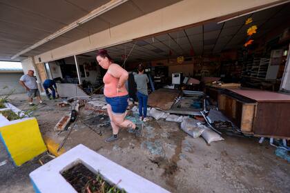 Kegan Ward, gerente de Swami Spirits, en la tienda dañada por el huracán Helene en Cedar Key, Florida, el 27 de septiembre del 2024. (AP foto/Gerald Herbert)