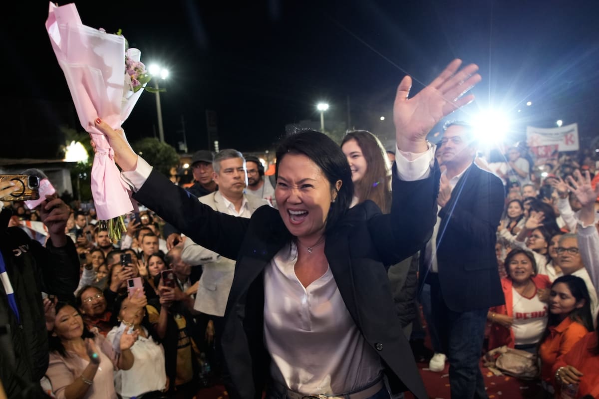 Keiko Fujimori saluda a sus seguidores