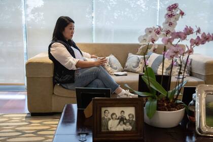 Keiko Sofía Fujimori, en el salón de su apartamento en Lima. Al frente, un retrato de toda su familia, en el que aparece su padre, Alberto Fujimori, el último autócrata del país, el viernes 18 de junio de 2021