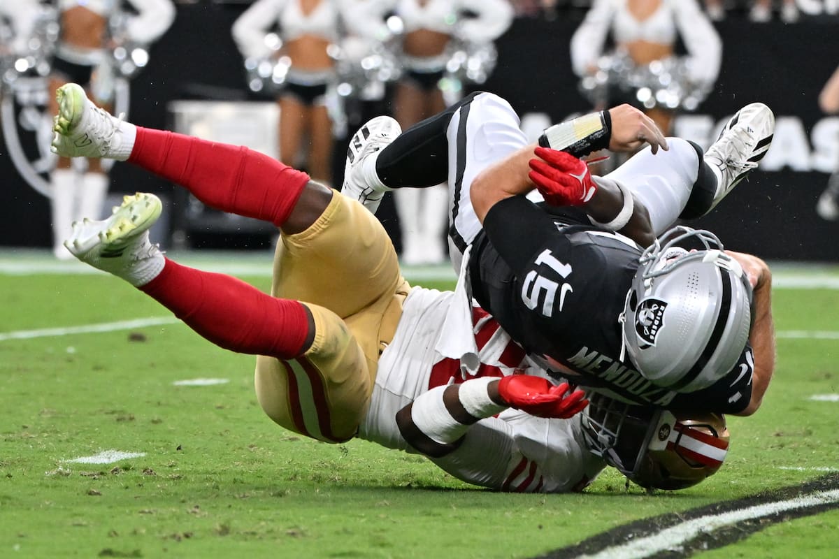 Keion White, de los 49ers de San Francisco, captura a Fernando Mendoza, quarterback de los Raiders d