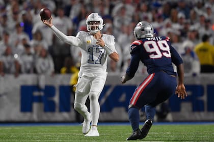 Keion White se une a los 49ers y espera mejorar la presión al quarterback