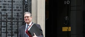 Un analista internacional explicó en detalle el impacto de la renuncia de Keir Starmer, primer ministro del Reino Unido