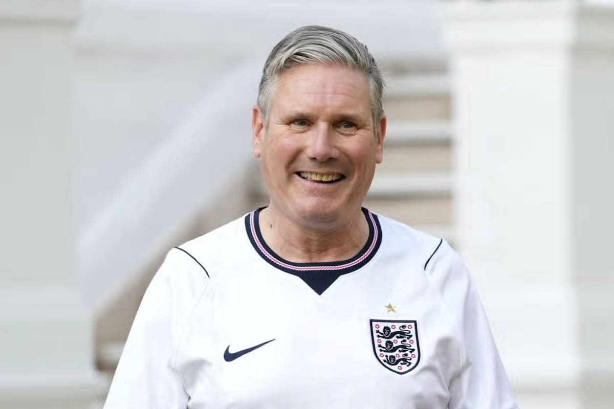 Keir Starmer con la camiseta de Inglaterra. Fuente: X
