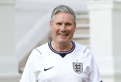 Keir Starmer con la camiseta de Inglaterra. Fuente: X