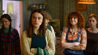 Keira Knightley y Jessie Buckley interpretan a Sally Alexander y Jo Robinson, dos figuras claves de aquellos sucesos de 1970.