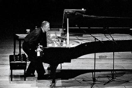 Keith Jarrett se levanta de su banqueta durante su concierto en el Carnegie Hall, en septiembre de 2005