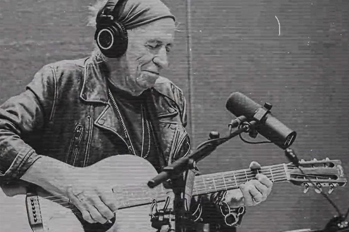 Keith Richards en un estudio de grabación, tomado por una cámara de seguridad