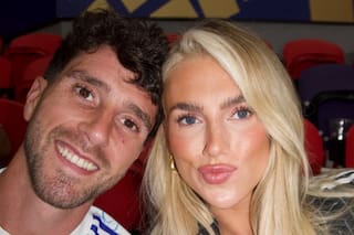 Así vivió la novia británica de Marcos Senesi la semifinal del Mundial: look neutral y foto con Tini Stoessel