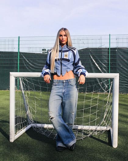 Kelci Rose, futbolista y pareja de Marcos Senesi, con una campera personalizada de la selección argentina
