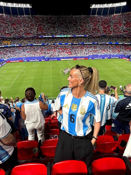 Kelci Rose tiene 22 años. Es inglesa. Está de novia con el defensor argentino Marcos Senesi